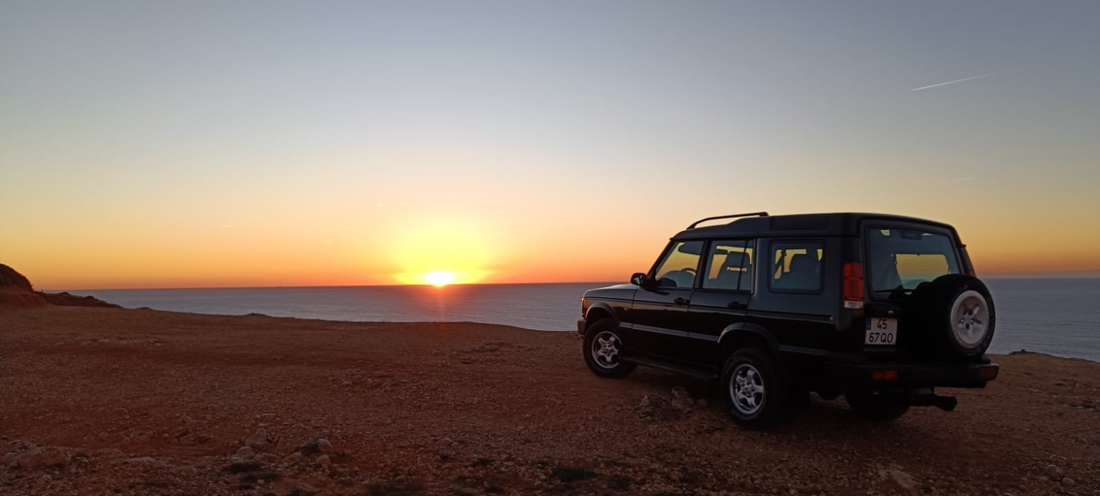 Jipe ao pôr do sol na costa da Arrábida