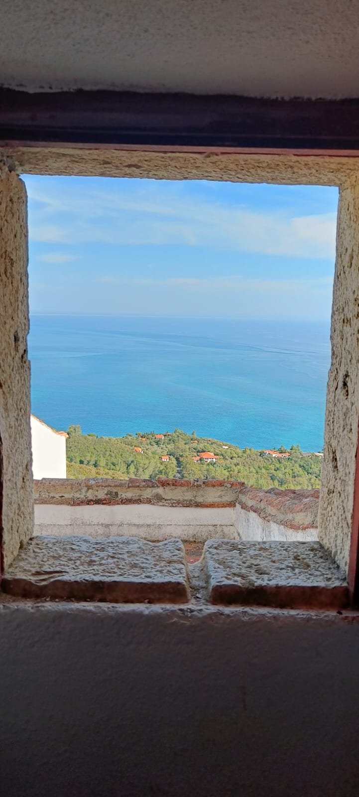 Vista do mar através de uma janela de pedra